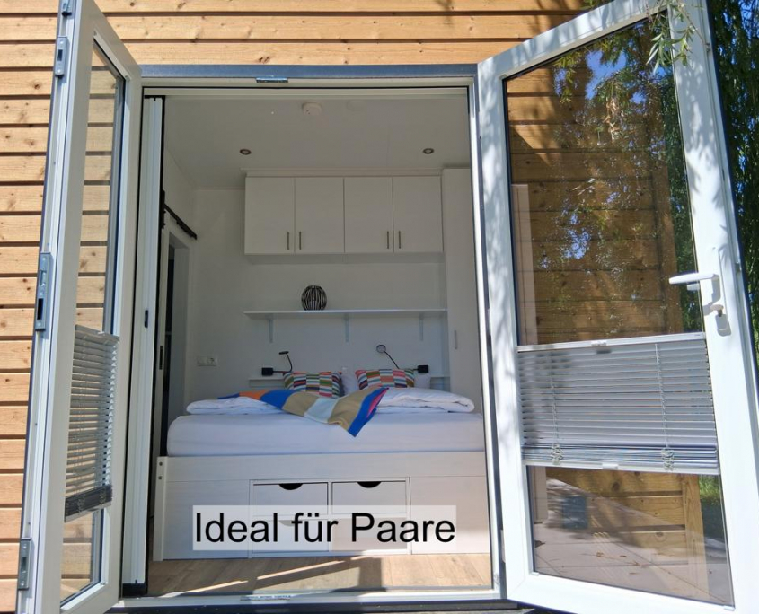 Doppelbett im Schlafbereich – ideal für Paare