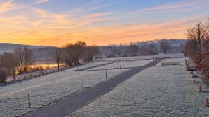 Morgendliche Winterstimmung am Weserbogen mit Frost, Flussblick und ruhigen Stellflächen.