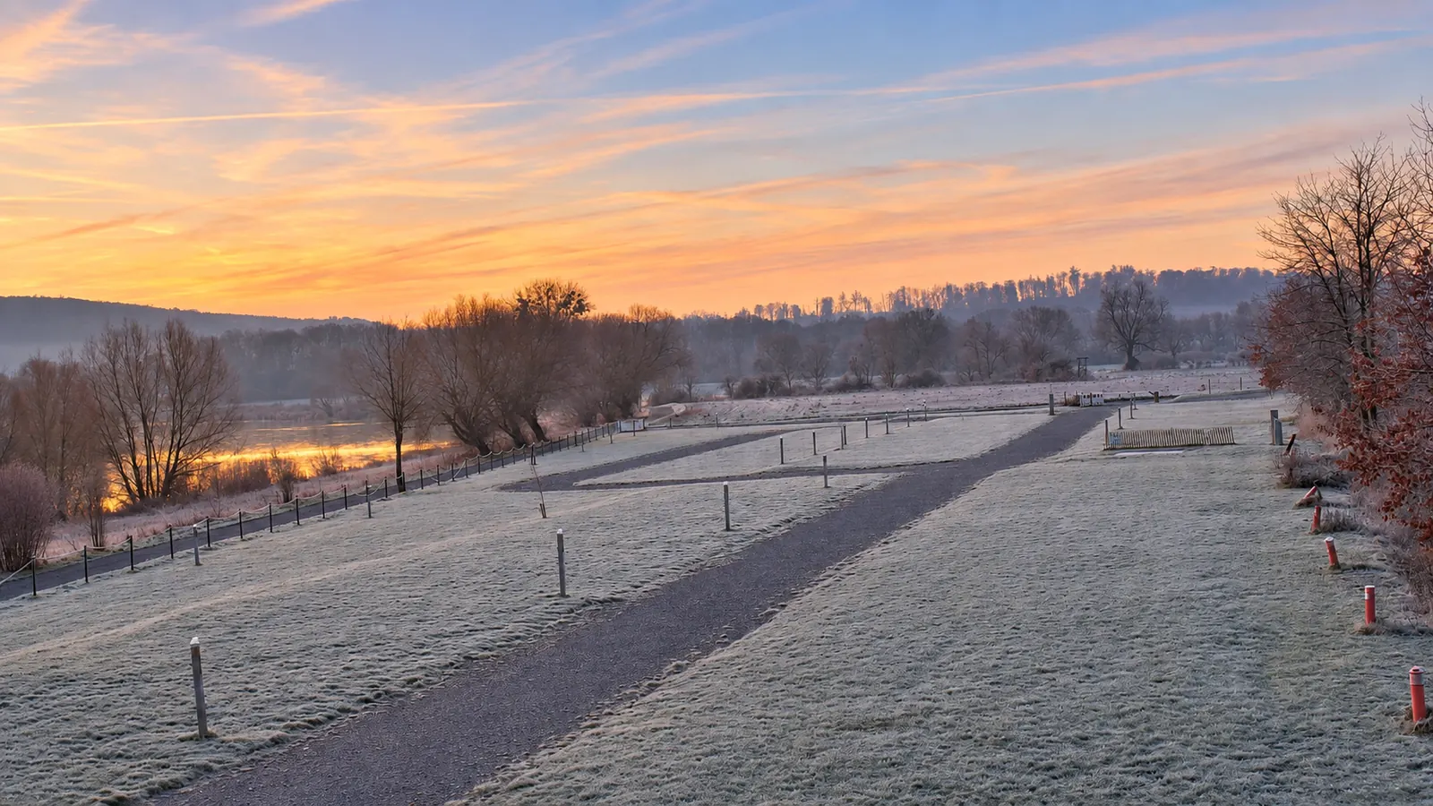 Morgendliche Winterstimmung am Weserbogen mit Frost, Flussblick und ruhigen Stellflächen.