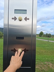 Einfahrtsäule für den automatischen Check-in am Wohnmobilstellplatz WeserBogen in Höxter-Godelheim